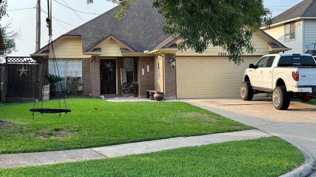 front-yard-lawncare-min